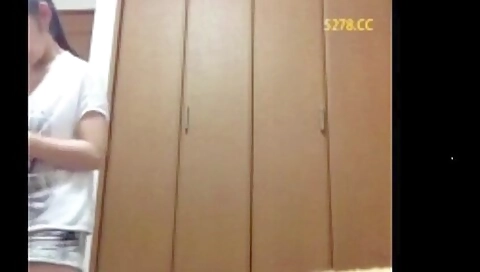 230306童顔でカワイイ子が胸チラ235